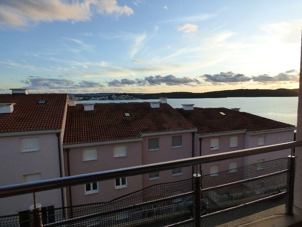 Tengerre néző kilátás az A1493 ingatlan erkélyéről - apartman Ciovo szigetén, Dalmáciában.