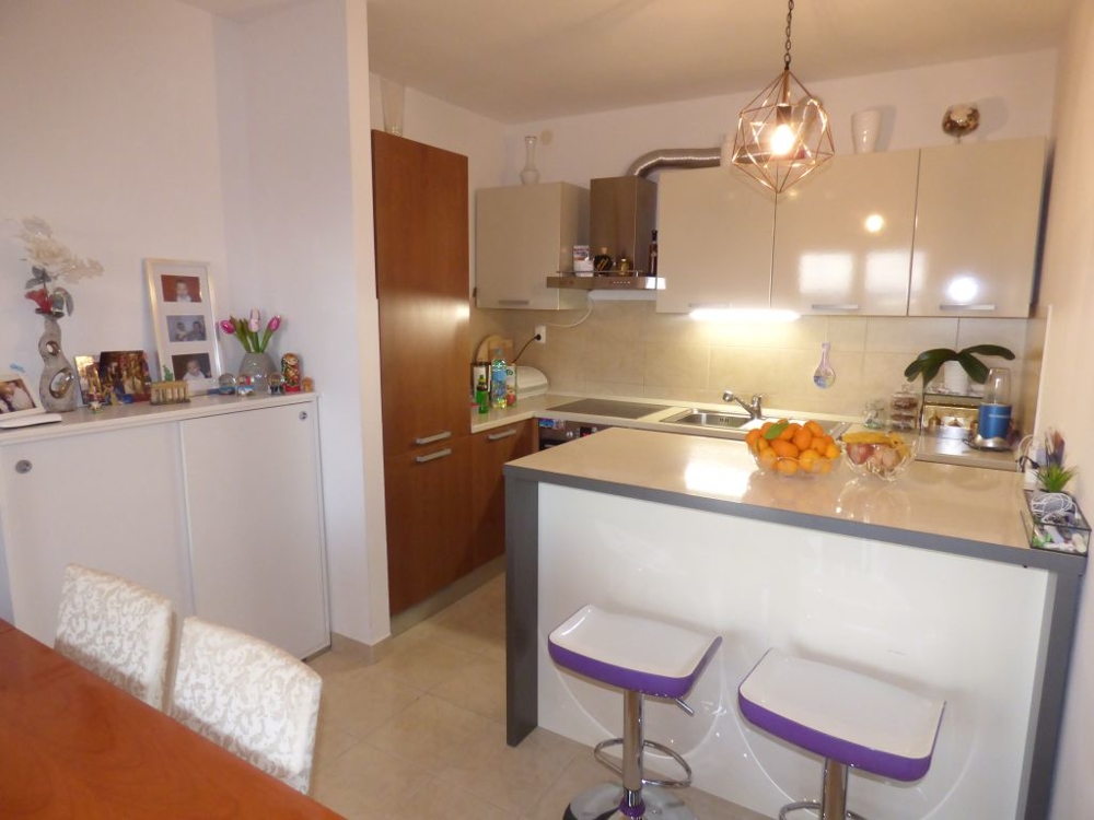 Az A1493-as apartman étkezője és konyhája Horvátországban, Ciovo-szigeten.
