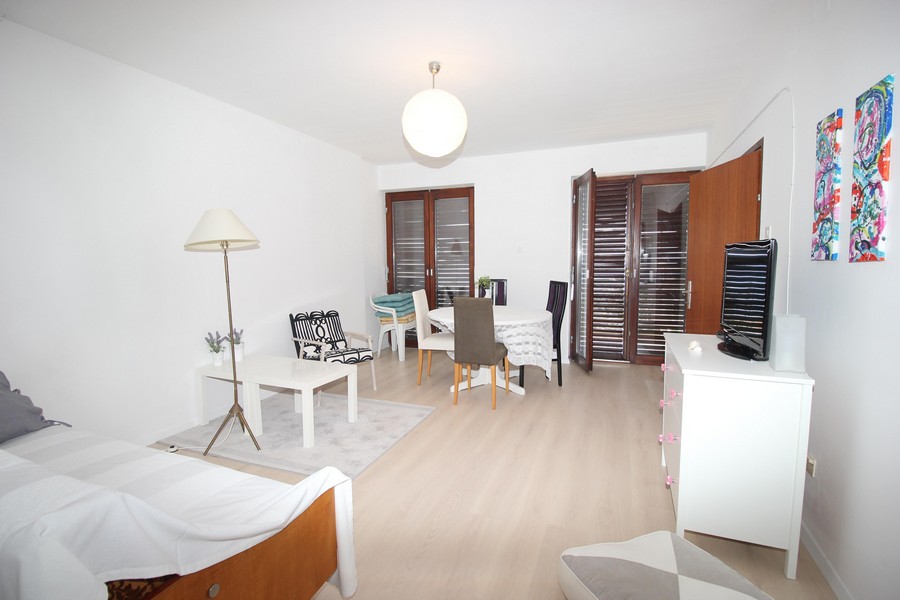 Nappali kijárattal a horvátországi A1682 apartman tágas teraszára.