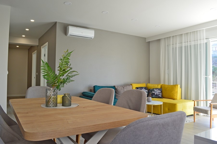 Étkező és nappali az A1698-as ingatlanban, Horvátország.