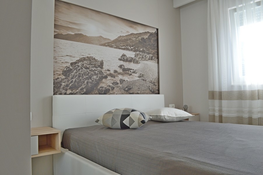 Hálószoba franciaággyal.