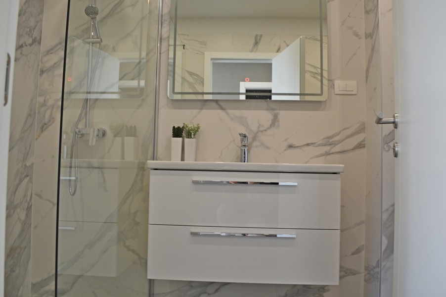 A fürdőszoba zuhanyzóval.