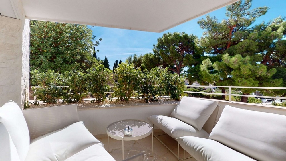 Kilátás az utcáról az épületre az egyes lakásokkal - vásároljon lakást Horvátországban.