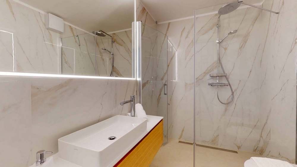 Kilátás a ház elejére az egyes apartmanokkal, kilátással a tengerre Vis szigetén.