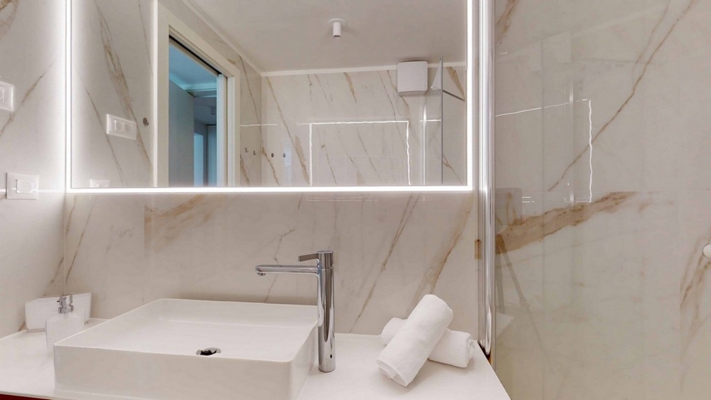 Koncepció rajz levegőből kilátással a ház elejére, külön erkélyekkel - vásároljon lakást Horvátországban.