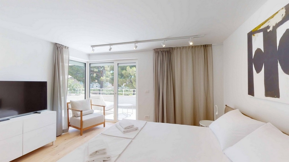 Kilátás a ház hátsó részére, további parkolóhelyekkel és kilátással a tengerre - vásároljon lakást Horvátországban.