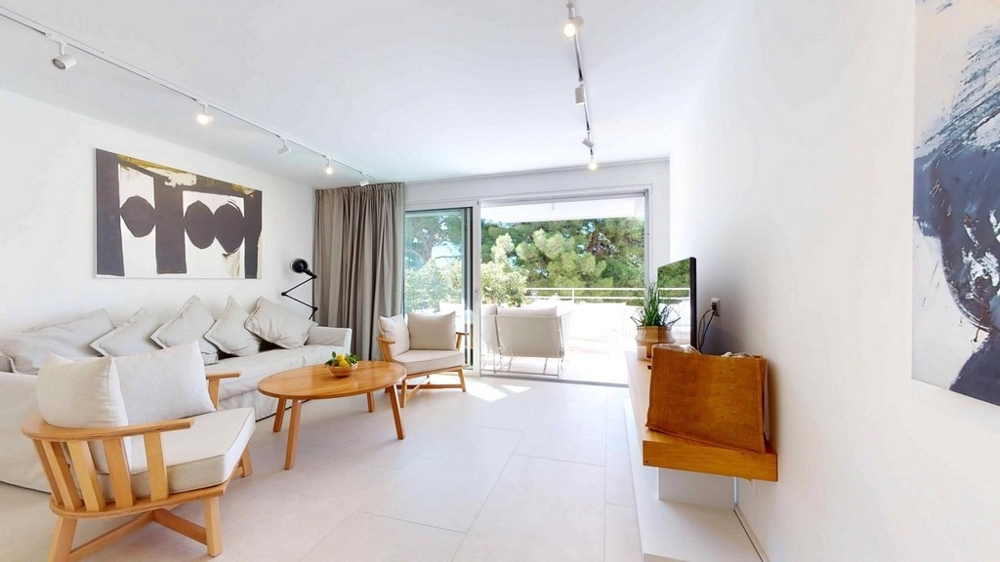 Kagylós lakás, kilátással a nappaliból, nagy ablakkal és kijárattal az erkélyre.