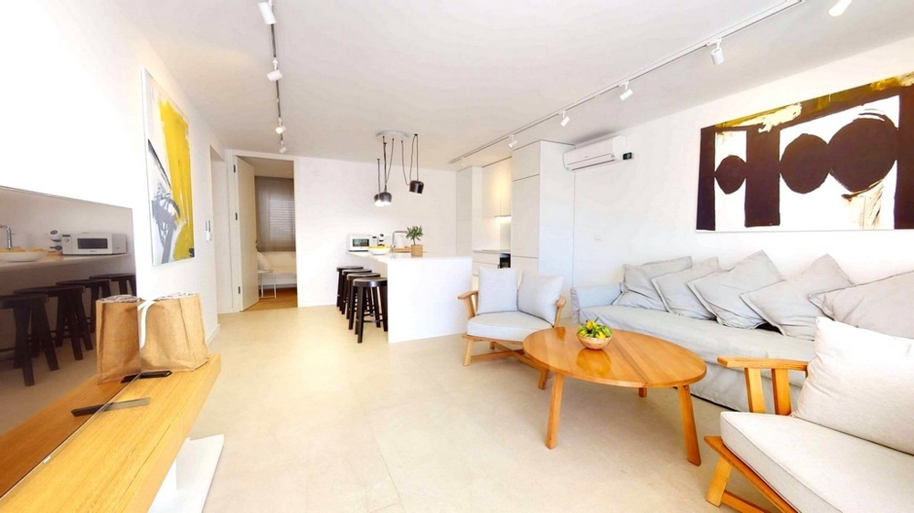 Egy másik kép a ház homlokzatáról a Vis szigeti épület oldalsó bejáratától.