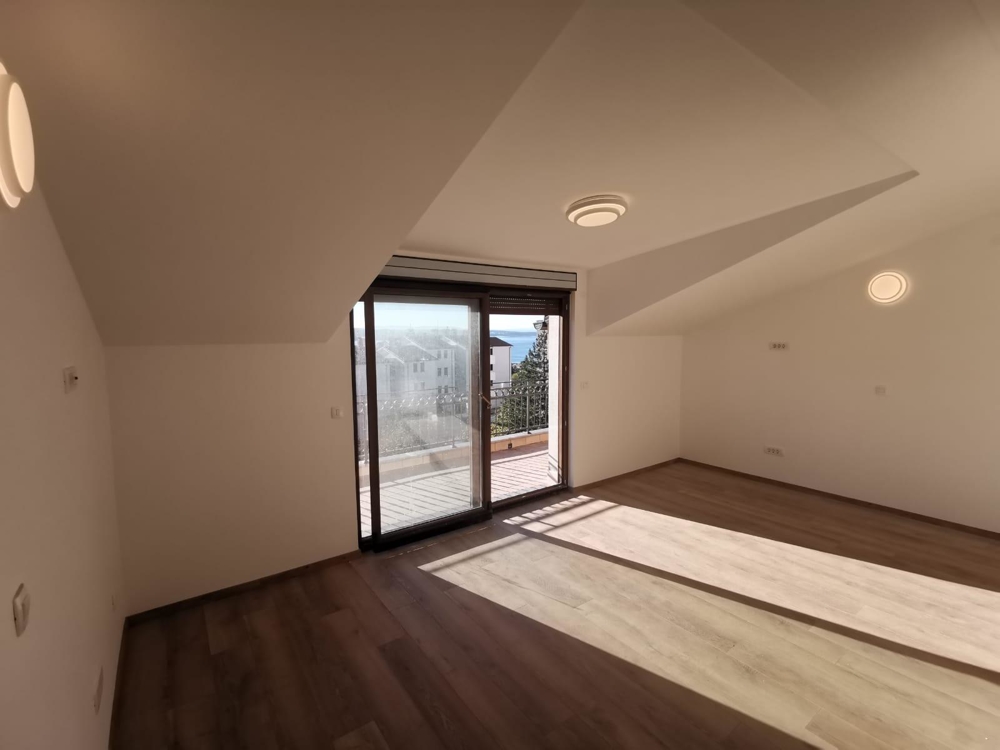 Kilátás az erkély nappalijából és a környező területről a Kvarner-öbölben.