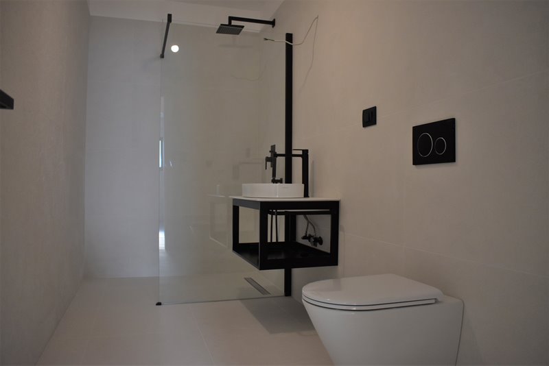 Minimalista fürdőszoba.