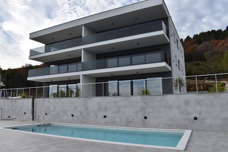 Kilátás a ház medencéjéből az apartmanokkal - Vásároljon lakást Horvátországban.