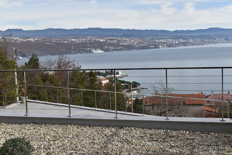 A nagy nyitott tér konyhával, nappalival és étkezővel Abbáziában.