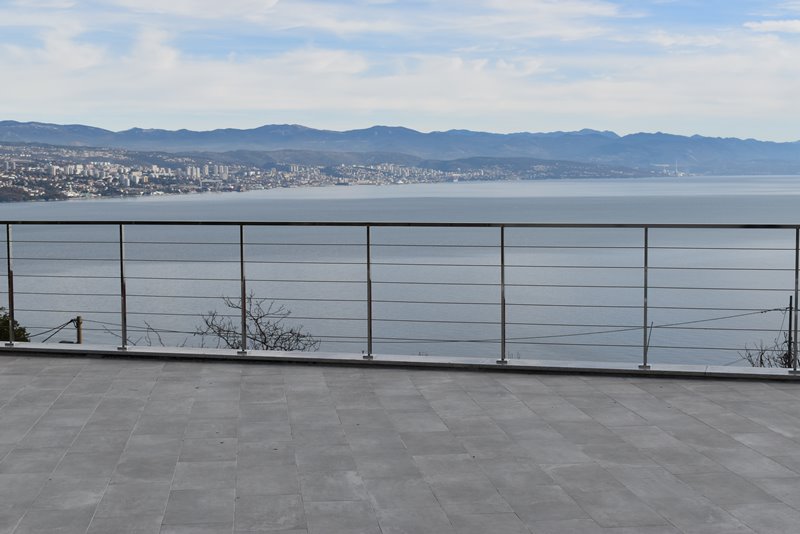 Kilátás a nappali fennmaradó részére, kilátással a Kvarner-öbölre néző erkélyre.