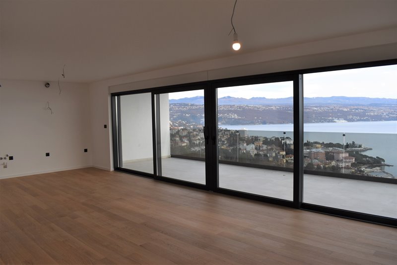 Fürdőszoba zuhanykabinnal, WC-vel és ablakkal - vásároljon lakást Horvátországban.