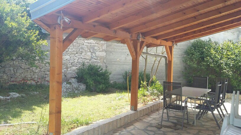 Kert és fedett terasz.