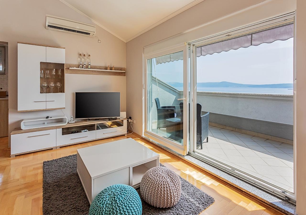Kilátás a modern nappaliból a teraszra és a tengerre – Apartman A1958, Crikvenica, Horvátország.