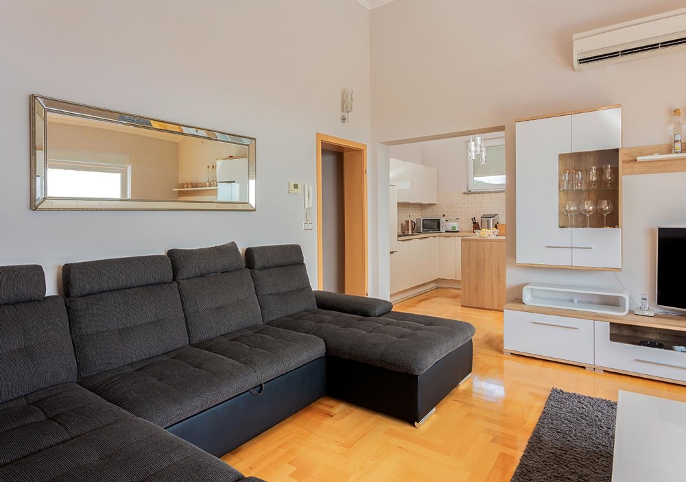 Az A1958-as ingatlan nappalija Crikvenicában, Horvátországban.