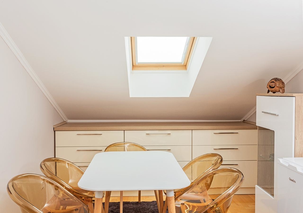 A horvátországi Crikvenicában eladó A1958-as apartman étkezőjére néző kilátással.