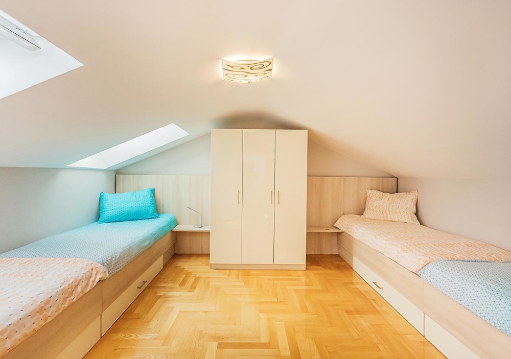 A hálószoba két ággyal.