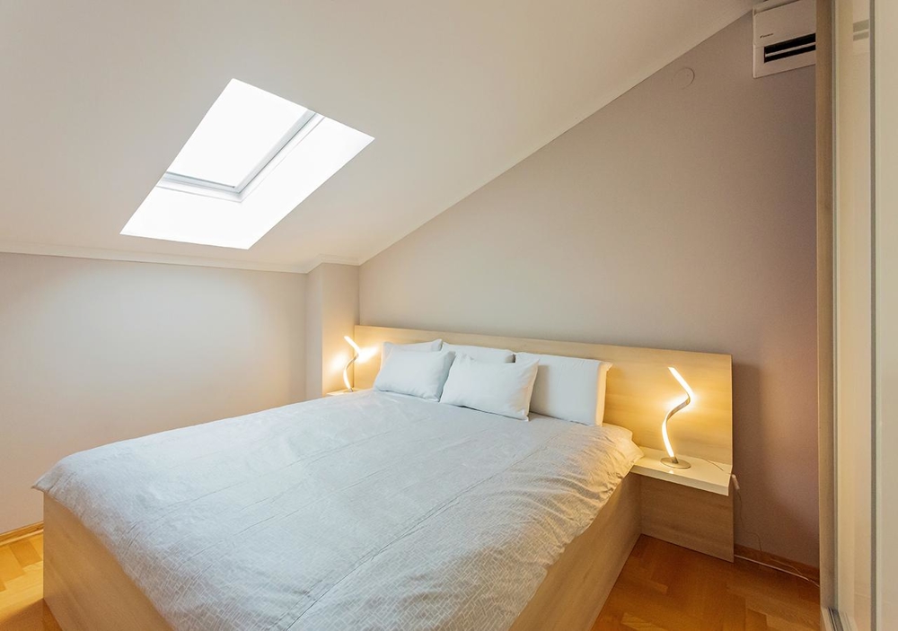 Kényelmes hálószoba nagy franciaággyal.