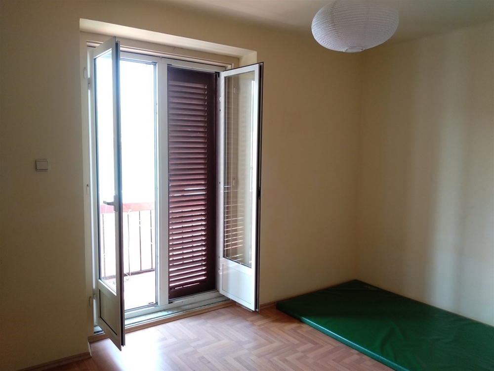 Az egyik szobából kilátás nyílik a tágas teraszra.