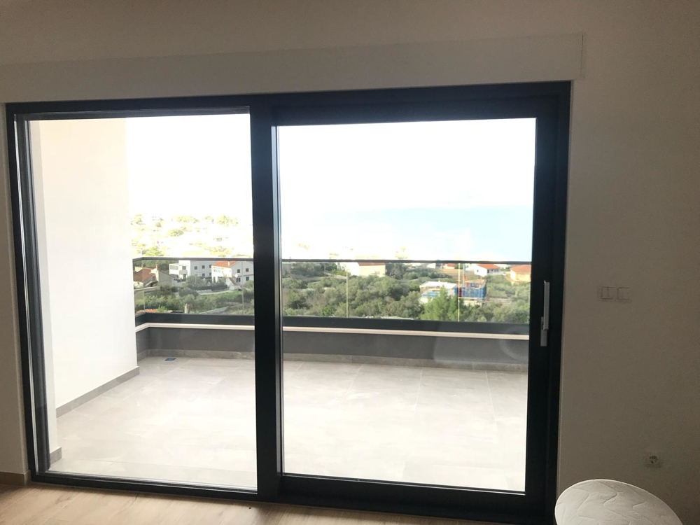 A nappaliból és a teraszról kilátás nyílik a tengerre.