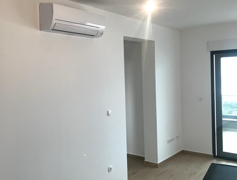 Légkondicionált nappali, kilátással a tágas teraszra.