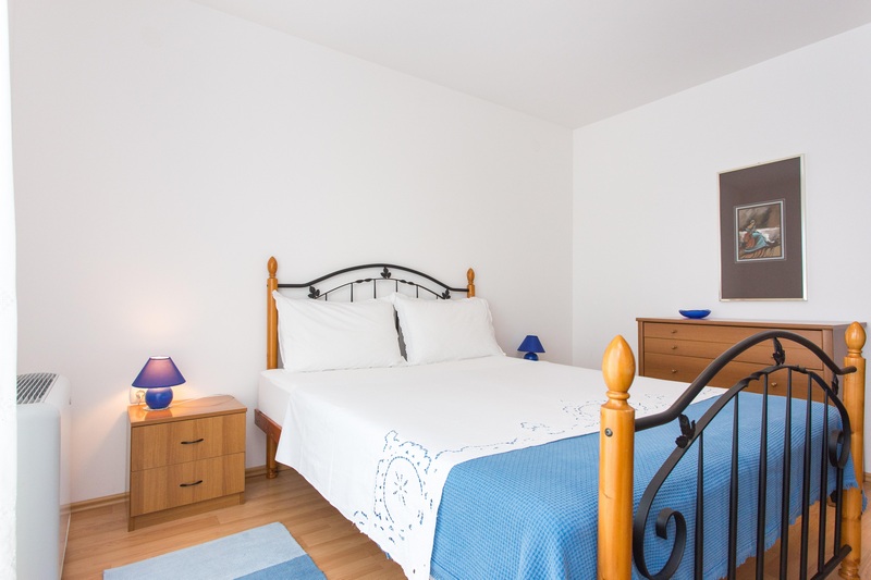 Hangulatos hálószoba az A2029 apartmanban Senjben, Horvátországban - Panorama Scouting. – 8. kép