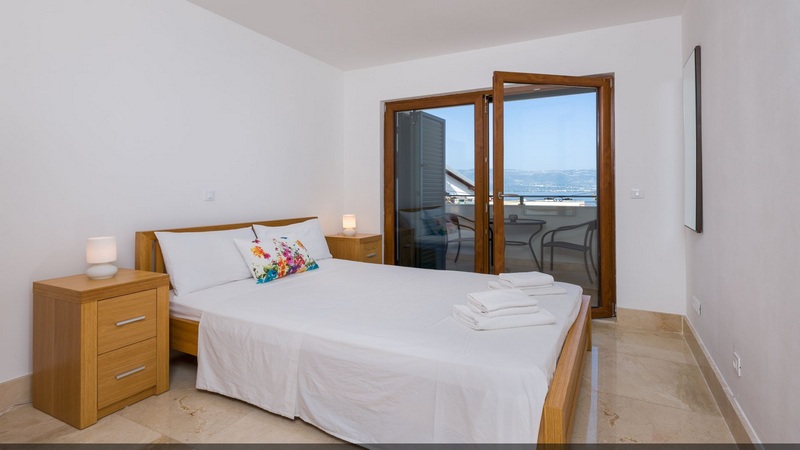 Hálószoba kijárattal a teraszra.