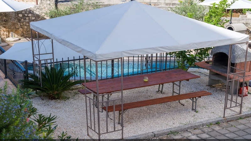 Terasz grillezővel közös használatra.