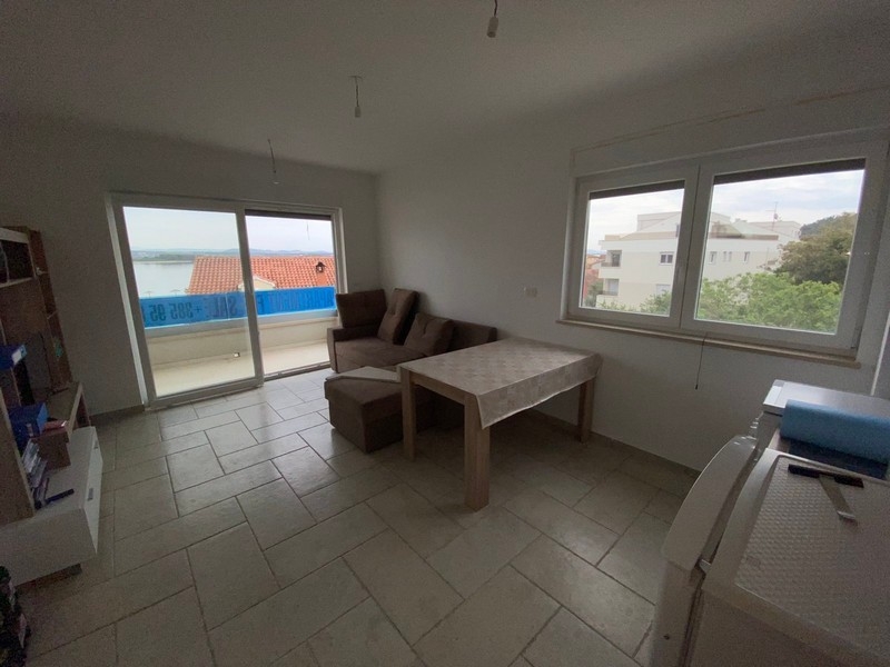 Kilátás a nappaliból a teraszra és a tengerre.