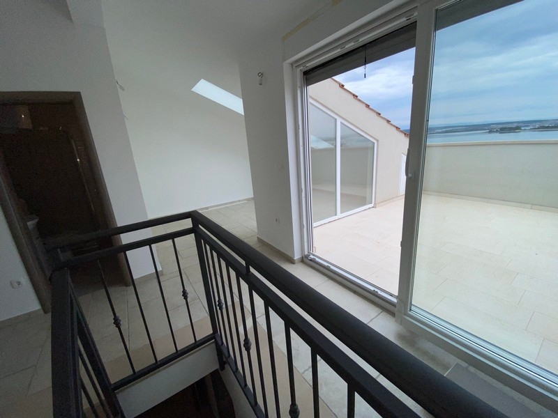 A nappaliból kilátás nyílik a tengerre.