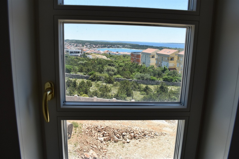 Tengerre néző kilátás az ablakból az A2057 nappaliból, Novalja, Horvátország.