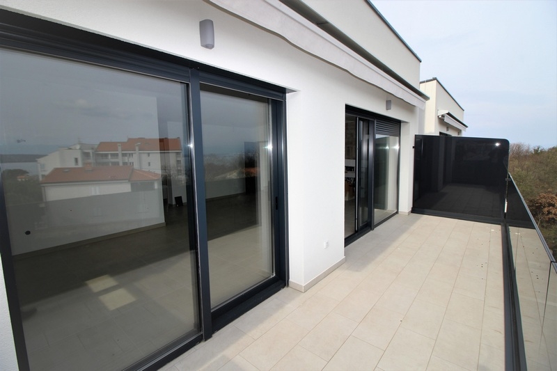 Az A2133-as ingatlan terasza Krk szigetén Malinskában - Panorama Scouting Real Estate.