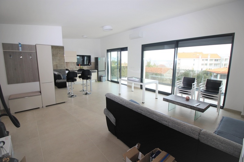 Tágas nappali, minőségi bútorokkal.