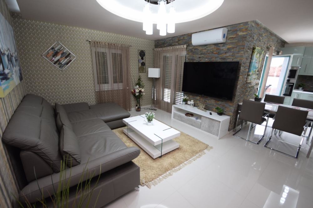 A horvátországi Krk szigeten található A2134-es ingatlan minőségi bútorozott lakóterülete - Panorama Scouting.