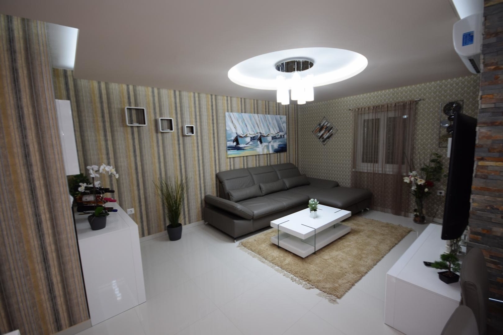 Modern lakóterület az A2134-es ingatlanban, Krk szigetén Horvátországban.