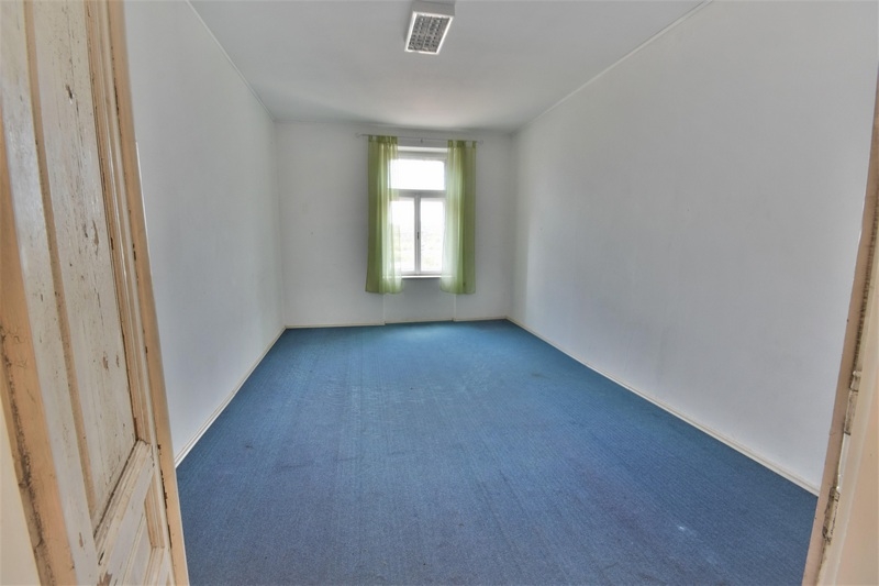 Egy másik tágas szoba.