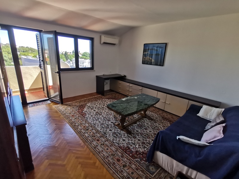 Légkondicionált nappali terasszal.