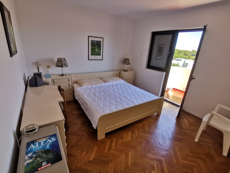 Hálószoba kijárattal a teraszra.