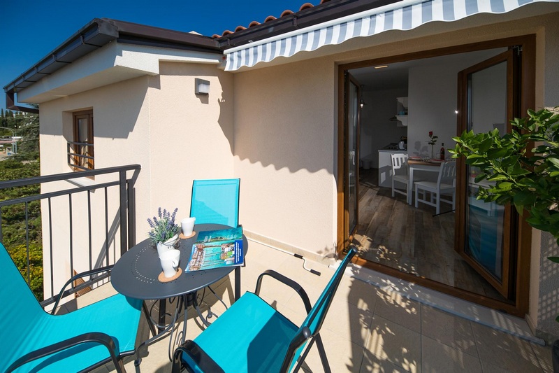 Az A2167-es apartman terasza, Crikvenica, Horvátország.