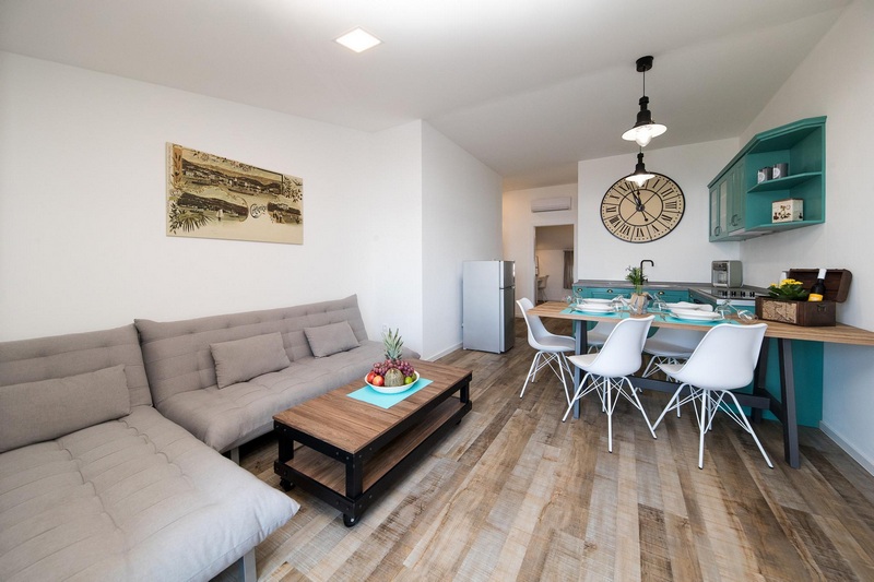 Nappali és kilátás az étkezősarokra.