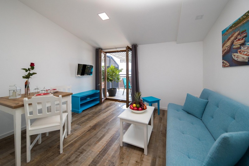 Konyha és kijárat az A2167-es apartman teraszára, Crikvenica.
