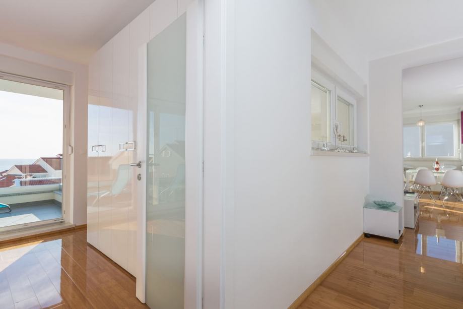 Benyomások az A2195 lakás belsejéről, Novalja, Horvátország.