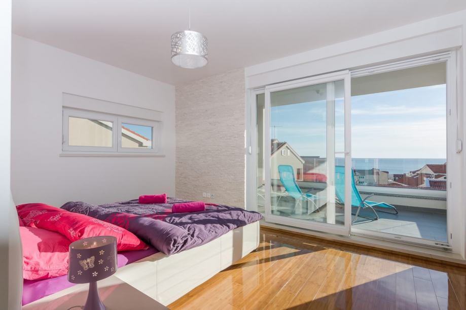 Tengerre néző hálószoba.