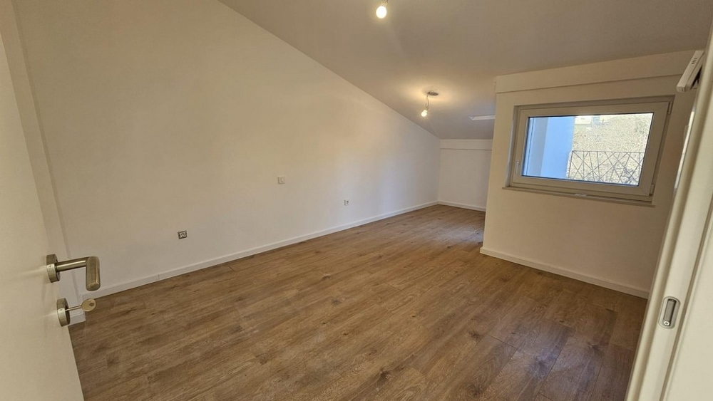 Tágas hálószoba laminált padlóval és semleges tónusokkal Crikvenicán eladó egy lakásban