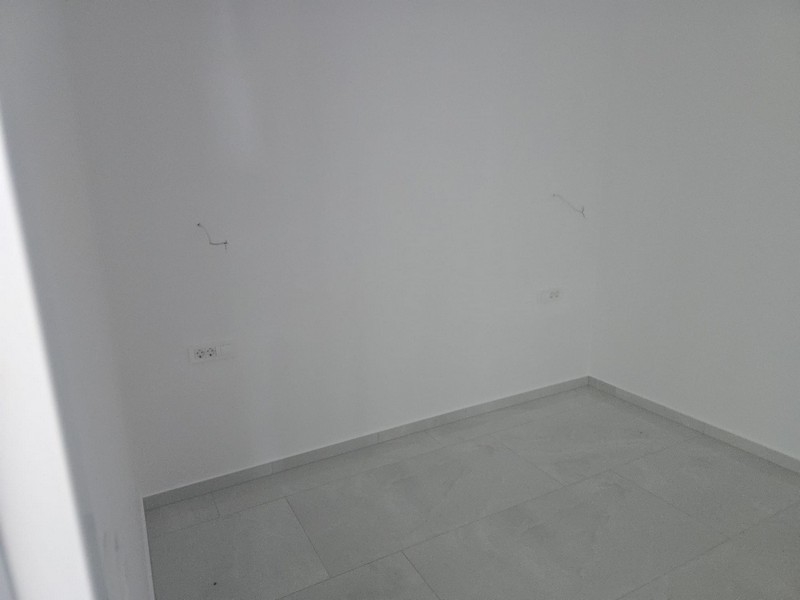 Hátul: 3D vizualizáció.