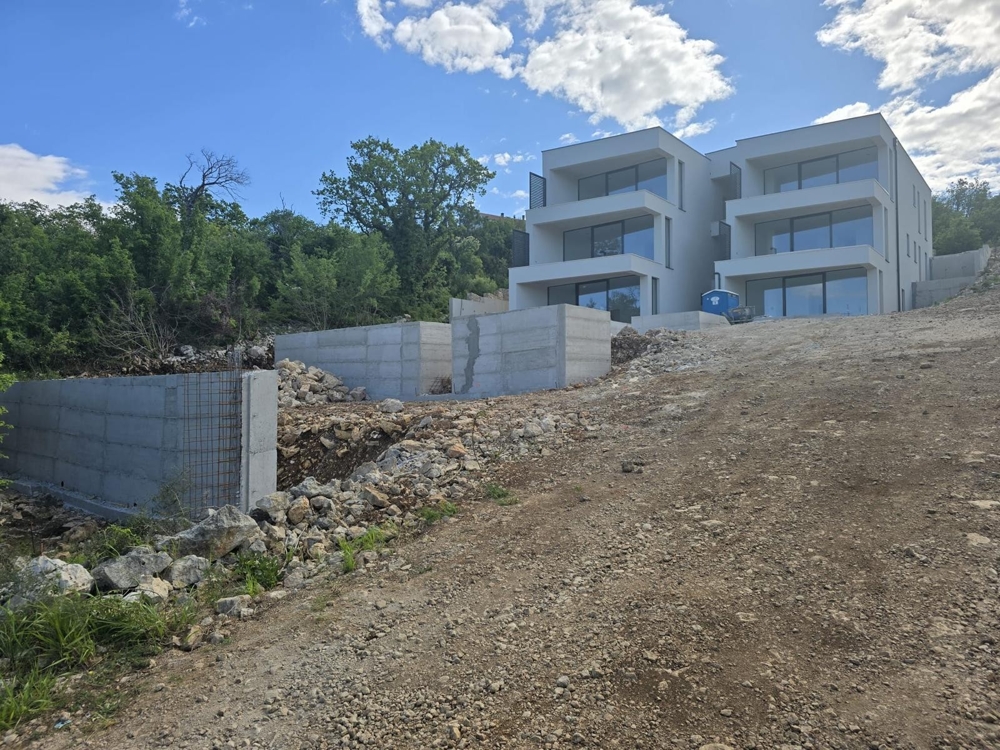 Tengerre és hegyekre néző kilátás a Velebit-hegységre a Zadar melletti A2363 ingatlan teraszáról.