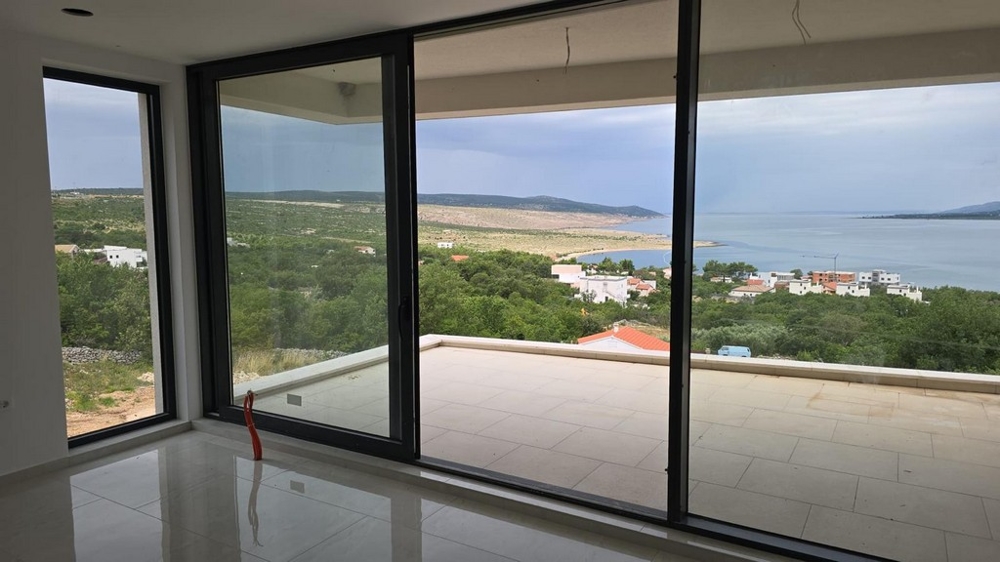 Az épület mediterrán, zöldellő tájba ágyazódik.