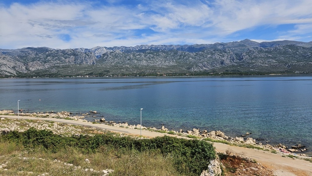 Az ingatlan közvetlenül a tengerparton található.